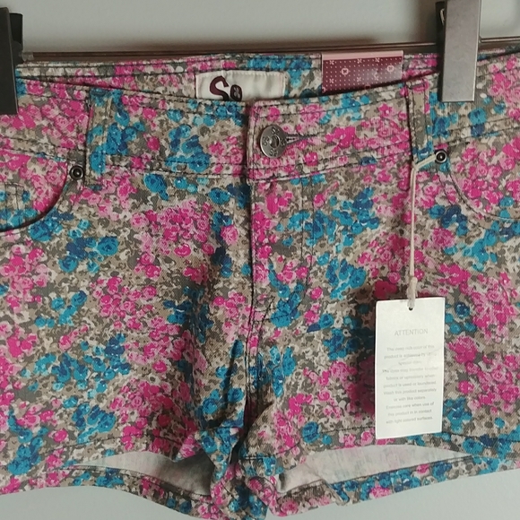 SO Wear It Declare It Womens Floral Print Jean Shorts - Picture 3 of 5